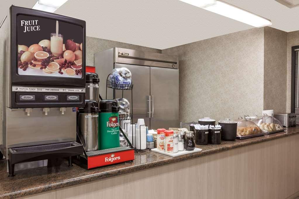 Ramada By Wyndham Hotel Bakersfield