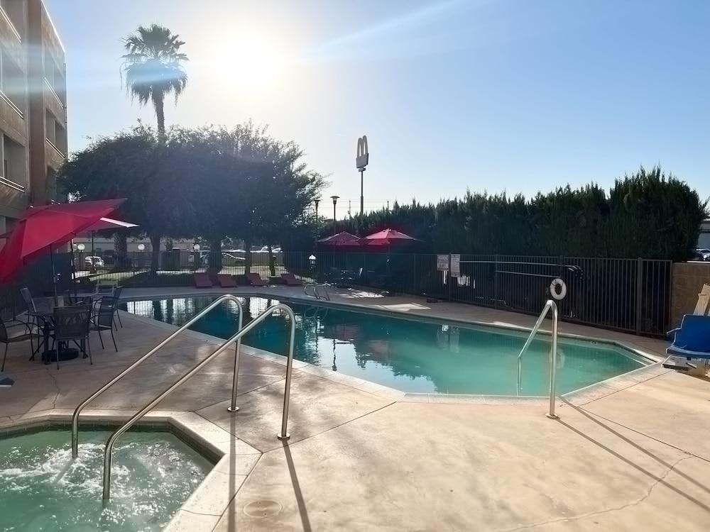 Ramada By Wyndham Hotel Bakersfield