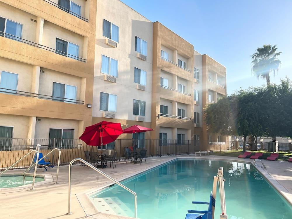 Hotel Ramada By Wyndham Bakersfield