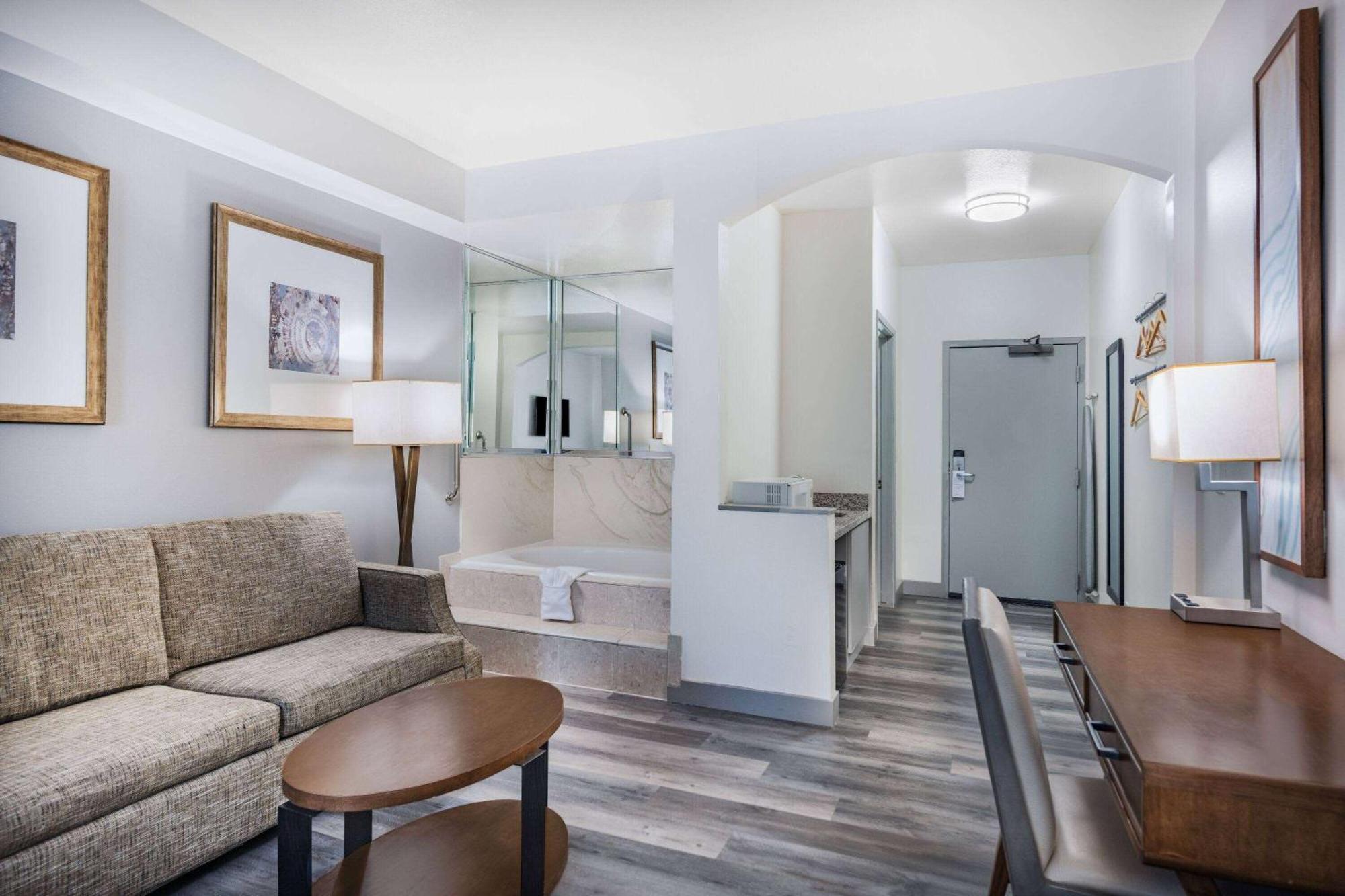 Ramada By Wyndham 2*